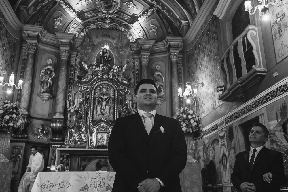 fotografia de casamento na igreja santo antonio do valongo em santos de noite com passarela espelhada e noivos no estilo classico ideias de fotografia de casamento