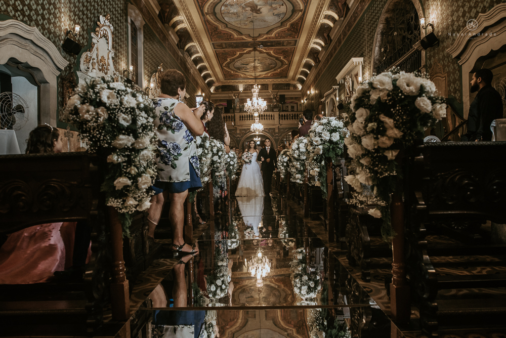 fotografia de casamento na igreja santo antonio do valongo em santos de noite com passarela espelhada e noivos no estilo classico ideias de fotografia de casamento