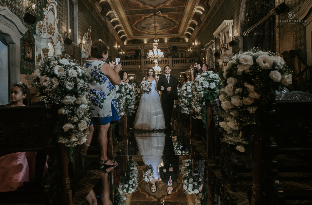fotografia de casamento na igreja santo antonio do valongo em santos de noite com passarela espelhada e noivos no estilo classico ideias de fotografia de casamento