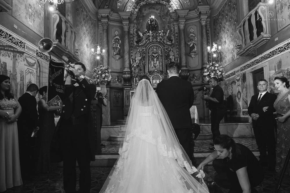 fotografia de casamento na igreja santo antonio do valongo em santos de noite com passarela espelhada e noivos no estilo classico ideias de fotografia de casamento