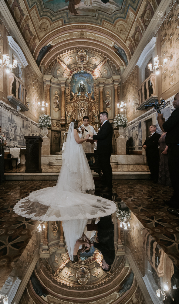 fotografia de casamento na igreja santo antonio do valongo em santos de noite com passarela espelhada e noivos no estilo classico ideias de fotografia de casamento