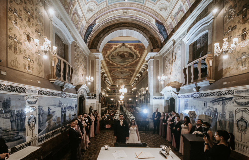 fotografia de casamento na igreja santo antonio do valongo em santos de noite com passarela espelhada e noivos no estilo classico ideias de fotografia de casamento