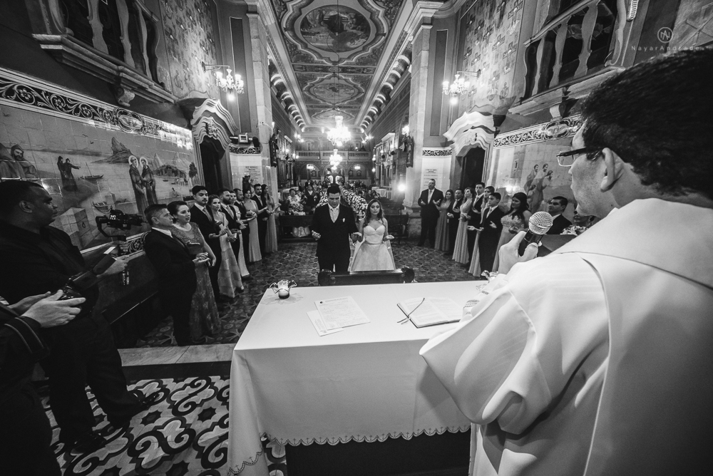 fotografia de casamento na igreja santo antonio do valongo em santos de noite com passarela espelhada e noivos no estilo classico ideias de fotografia de casamento