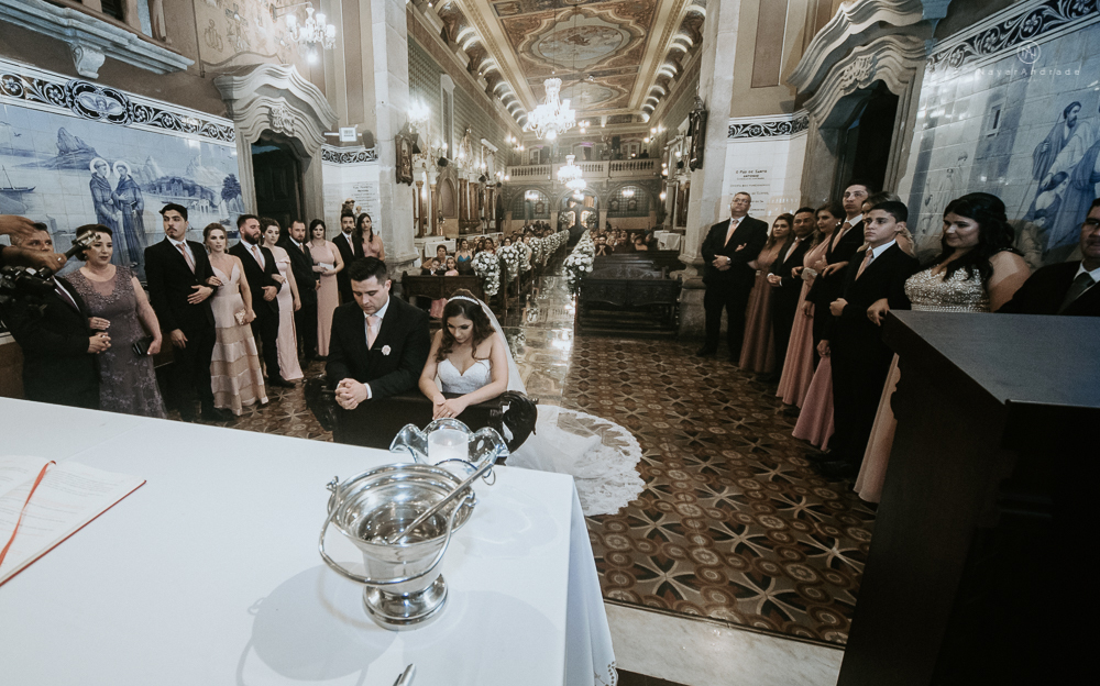 fotografia de casamento na igreja santo antonio do valongo em santos de noite com passarela espelhada e noivos no estilo classico ideias de fotografia de casamento