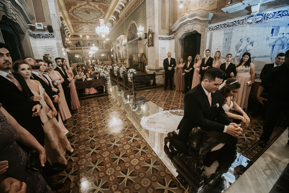 fotografia de casamento na igreja santo antonio do valongo em santos de noite com passarela espelhada e noivos no estilo classico ideias de fotografia de casamento