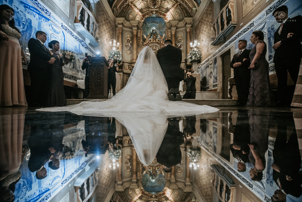 fotografia de casamento na igreja santo antonio do valongo em santos de noite com passarela espelhada e noivos no estilo classico ideias de fotografia de casamento