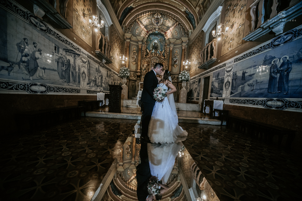 fotografia de casamento na igreja santo antonio do valongo em santos de noite com passarela espelhada e noivos no estilo classico ideias de fotografia de casamento