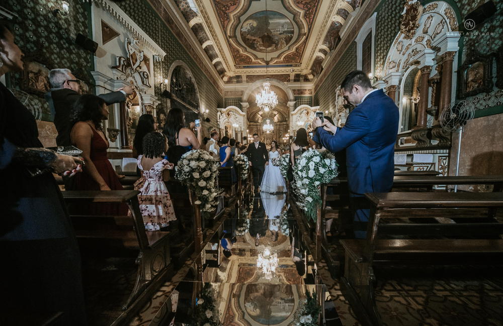 fotografia de casamento na igreja santo antonio do valongo em santos de noite com passarela espelhada e noivos no estilo classico ideias de fotografia de casamento