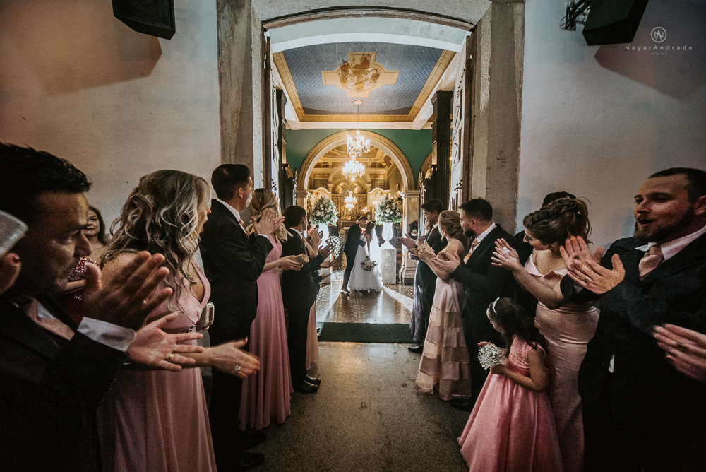 fotografia de casamento na igreja santo antonio do valongo em santos de noite com passarela espelhada e noivos no estilo classico ideias de fotografia de casamento