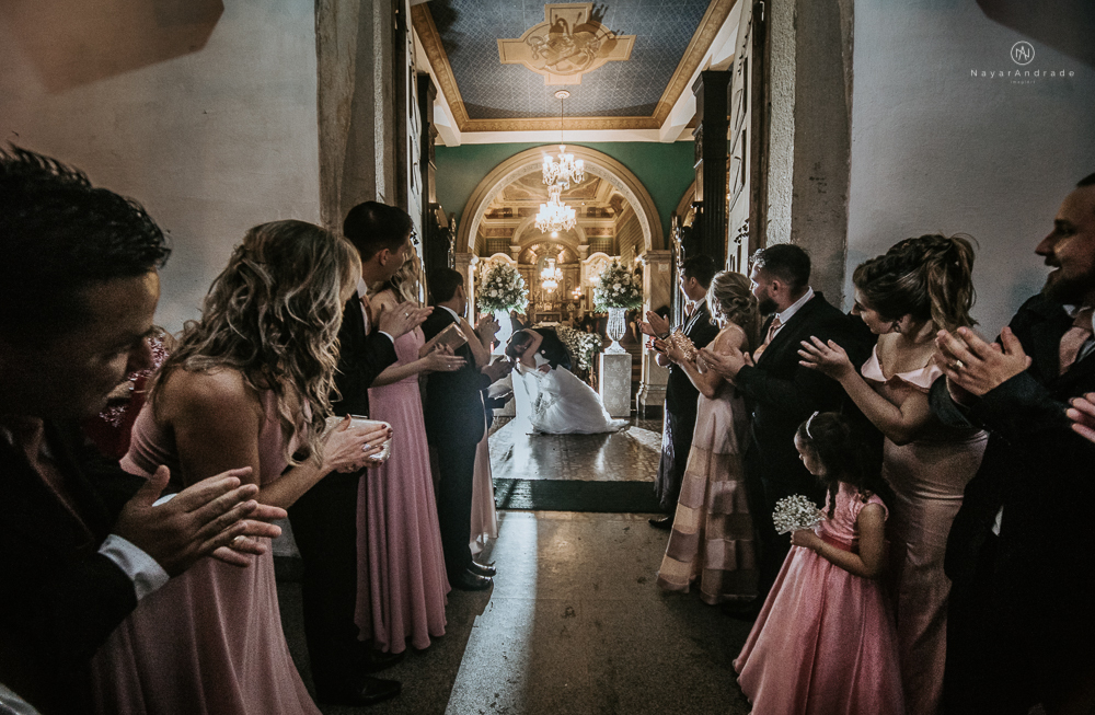 fotos externas de casamento casal no centro historico de santos foto com veu longo mantilha esticado