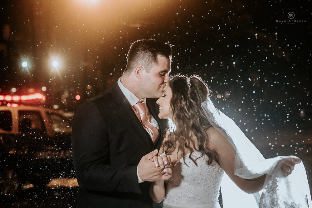 fotos externas de casamento casal no centro historico de santos foto com veu longo mantilha esticado