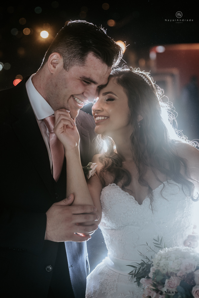 fotos externas de casamento casal no centro historico de santos foto com veu longo mantilha esticado