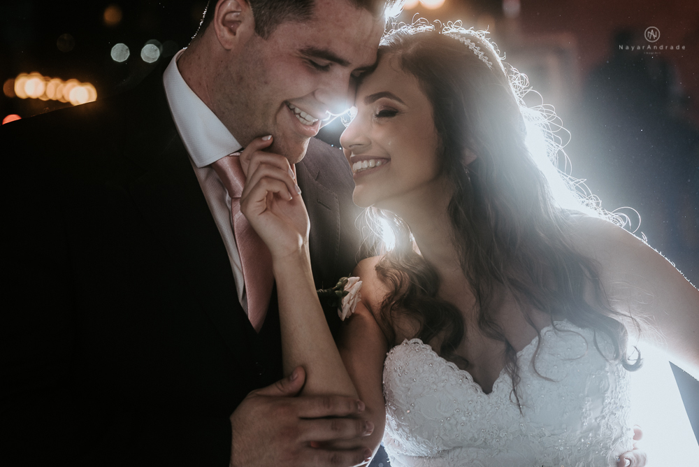 fotos externas de casamento casal no centro historico de santos foto com veu longo mantilha esticado