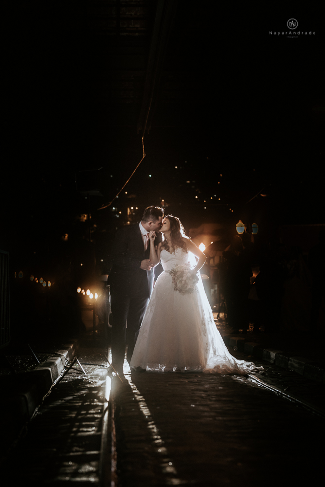 fotos externas de casamento casal no centro historico de santos foto com veu longo mantilha esticado