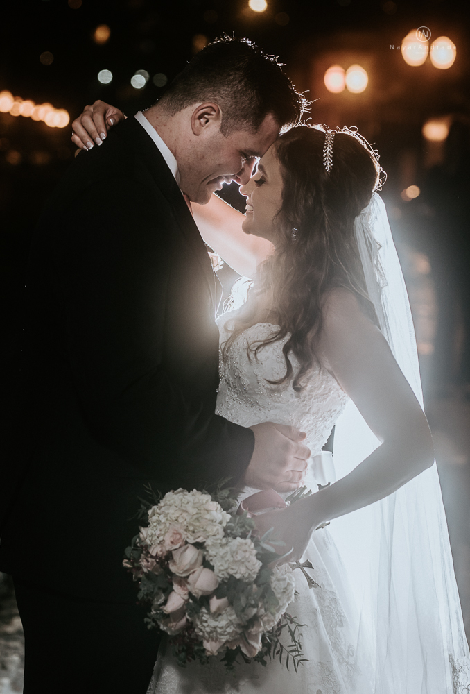 fotos externas de casamento casal no centro historico de santos foto com veu longo mantilha esticado