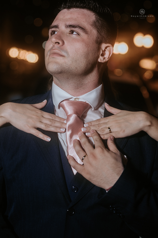 fotos externas de casamento casal no centro historico de santos foto com veu longo mantilha esticado