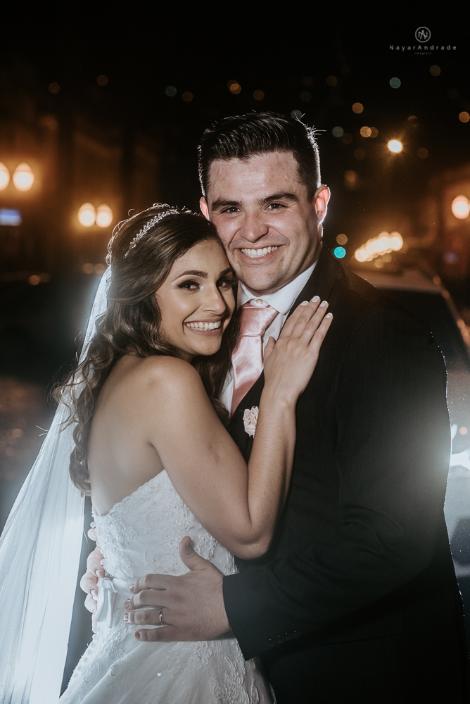 fotos externas de casamento casal no centro historico de santos foto com veu longo mantilha esticado