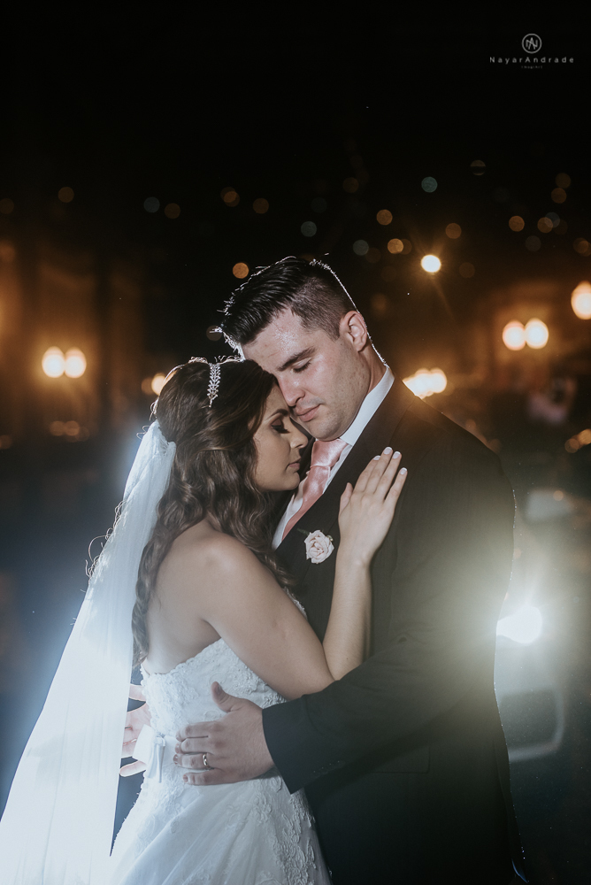 fotos externas de casamento casal no centro historico de santos foto com veu longo mantilha esticado