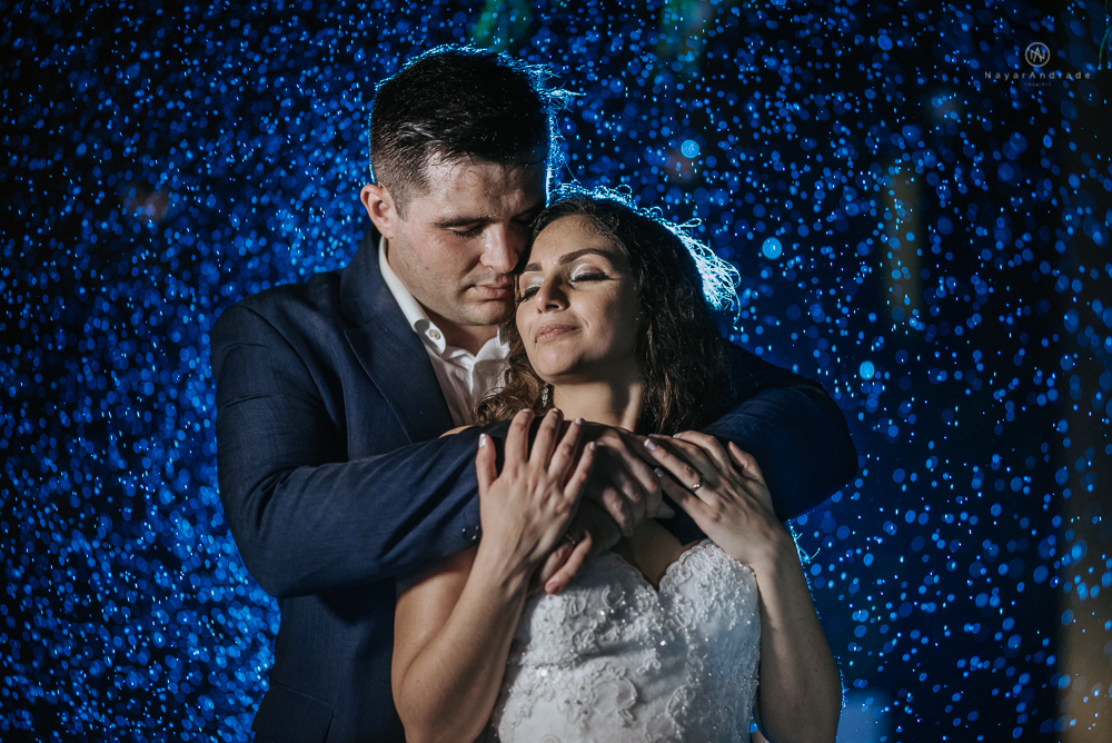 fotografia foto de casamento feito com casal na chuva em santos