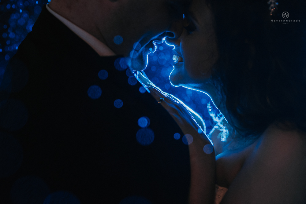 fotografia foto de casamento feito com casal na chuva em santos