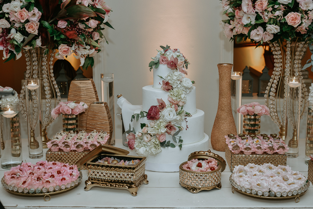 fotografia de casamento na igreja santo antonio do valongo em santos de noite com passarela espelhada e noivos no estilo classico ideias de fotografia de casamento