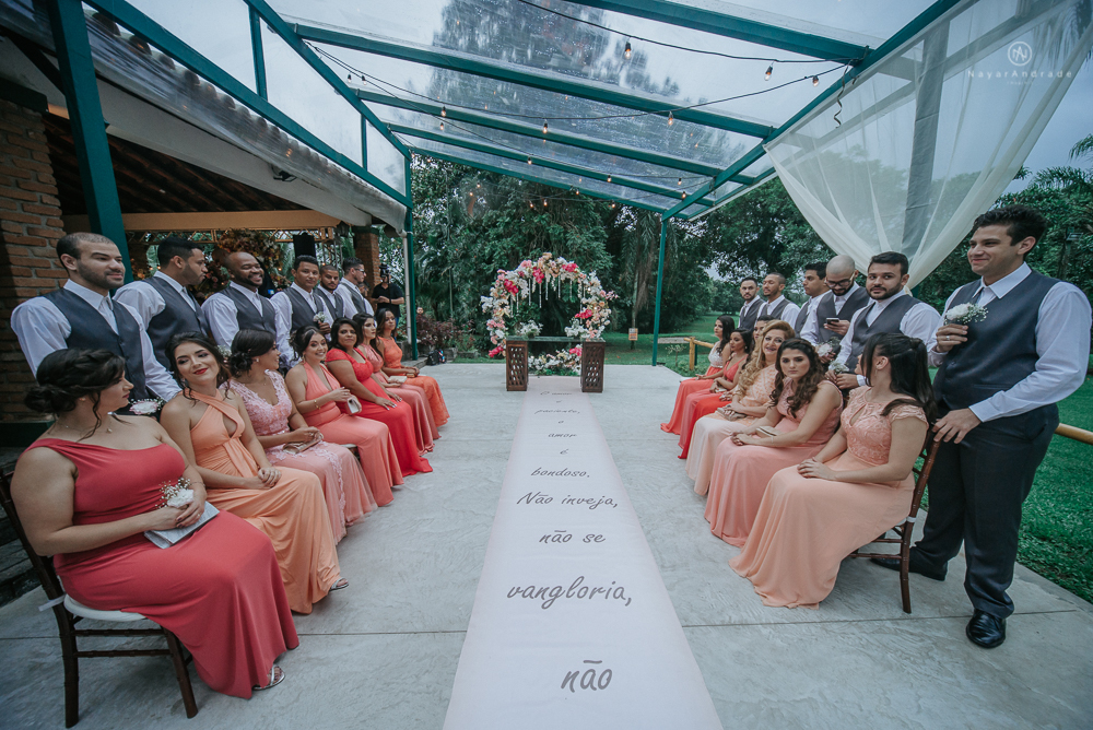 casamento ao ar livre de dia com noiva princesa e noivo de terno azul e gravata borboleta de madeira decoracao com guirlanda e padrinhos com balao de coracao