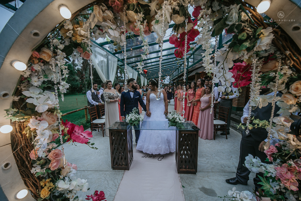 casamento ao ar livre de dia com noiva princesa e noivo de terno azul e gravata borboleta de madeira decoracao com guirlanda e padrinhos com balao de coracao