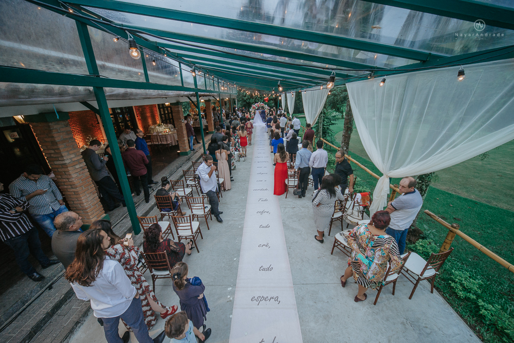 casamento ao ar livre de dia com noiva princesa e noivo de terno azul e gravata borboleta de madeira decoracao com guirlanda e padrinhos com balao de coracao