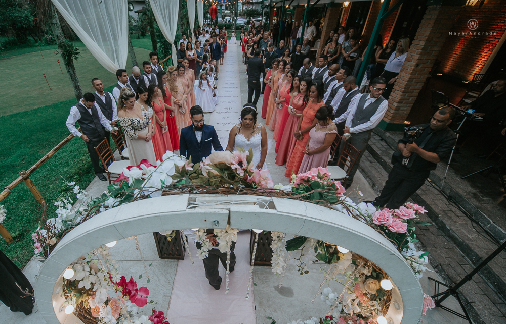 casamento ao ar livre de dia com noiva princesa e noivo de terno azul e gravata borboleta de madeira decoracao com guirlanda e padrinhos com balao de coracao