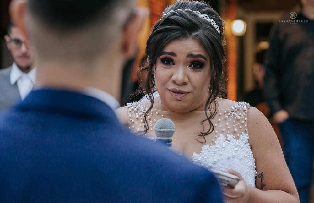 casamento ao ar livre de dia com noiva princesa e noivo de terno azul e gravata borboleta de madeira decoracao com guirlanda e padrinhos com balao de coracao