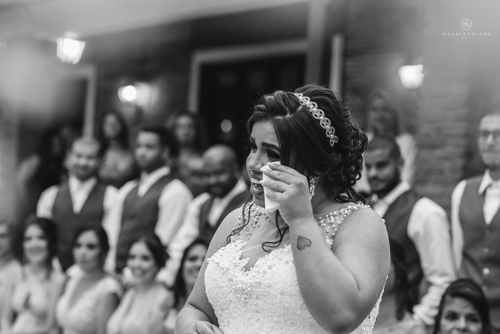 casamento ao ar livre de dia com noiva princesa e noivo de terno azul e gravata borboleta de madeira decoracao com guirlanda e padrinhos com balao de coracao