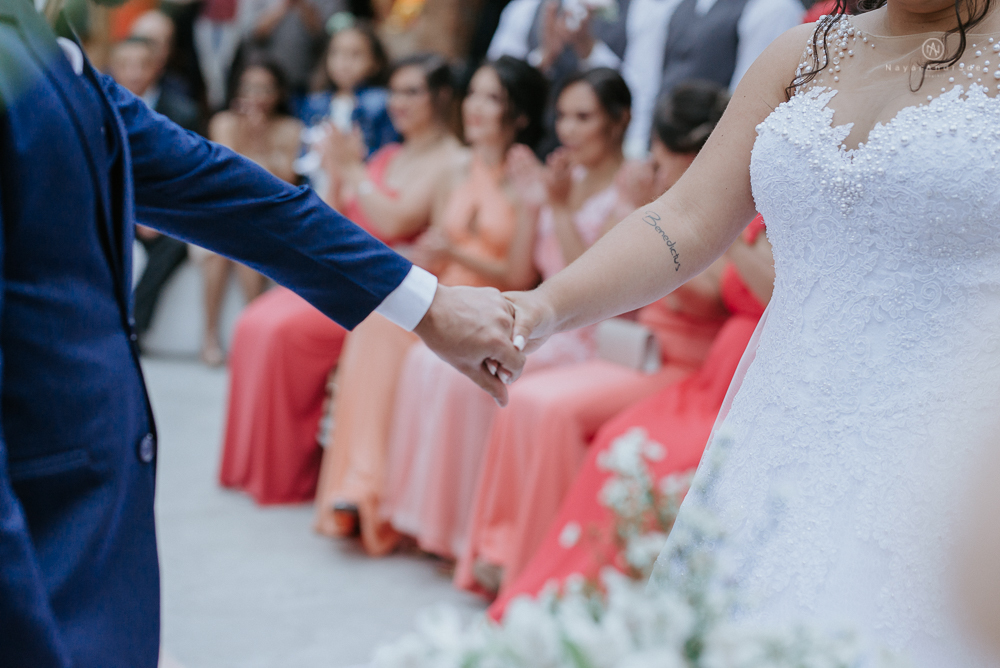 casamento ao ar livre de dia com noiva princesa e noivo de terno azul e gravata borboleta de madeira decoracao com guirlanda e padrinhos com balao de coracao