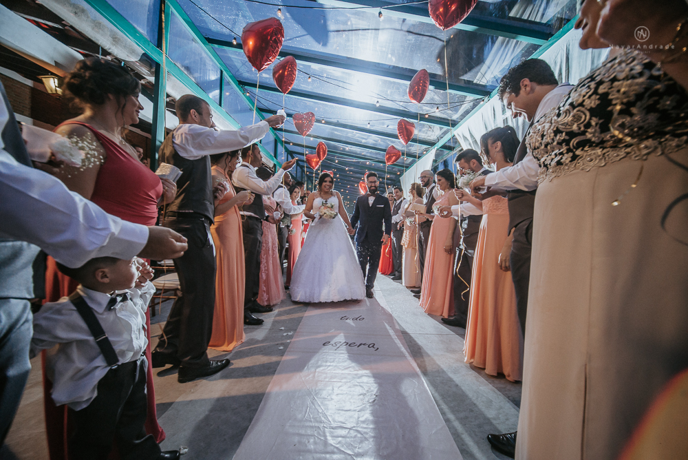 casamento ao ar livre de dia com noiva princesa e noivo de terno azul e gravata borboleta de madeira decoracao com guirlanda e padrinhos com balao de coracao