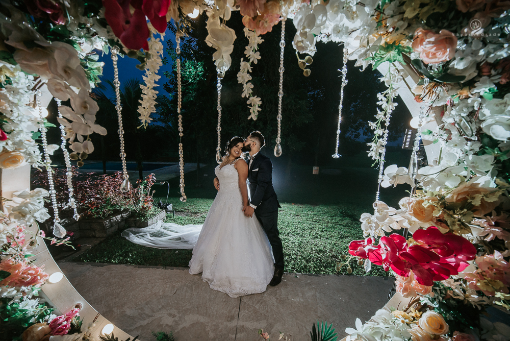 casamento ao ar livre de dia com noiva princesa e noivo de terno azul e gravata borboleta de madeira decoracao com guirlanda e padrinhos com balao de coracao