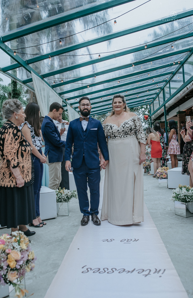 casamento ao ar livre de dia com noiva princesa e noivo de terno azul e gravata borboleta de madeira decoracao com guirlanda e padrinhos com balao de coracao