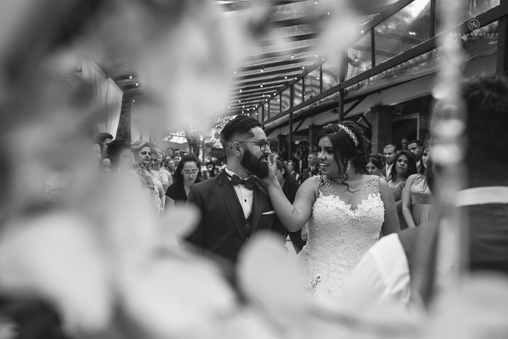 casamento ao ar livre de dia com noiva princesa e noivo de terno azul e gravata borboleta de madeira decoracao com guirlanda e padrinhos com balao de coracao