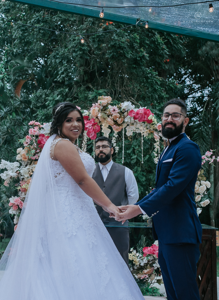 casamento ao ar livre de dia com noiva princesa e noivo de terno azul e gravata borboleta de madeira decoracao com guirlanda e padrinhos com balao de coracao