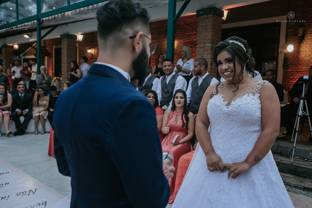 casamento ao ar livre de dia com noiva princesa e noivo de terno azul e gravata borboleta de madeira decoracao com guirlanda e padrinhos com balao de coracao