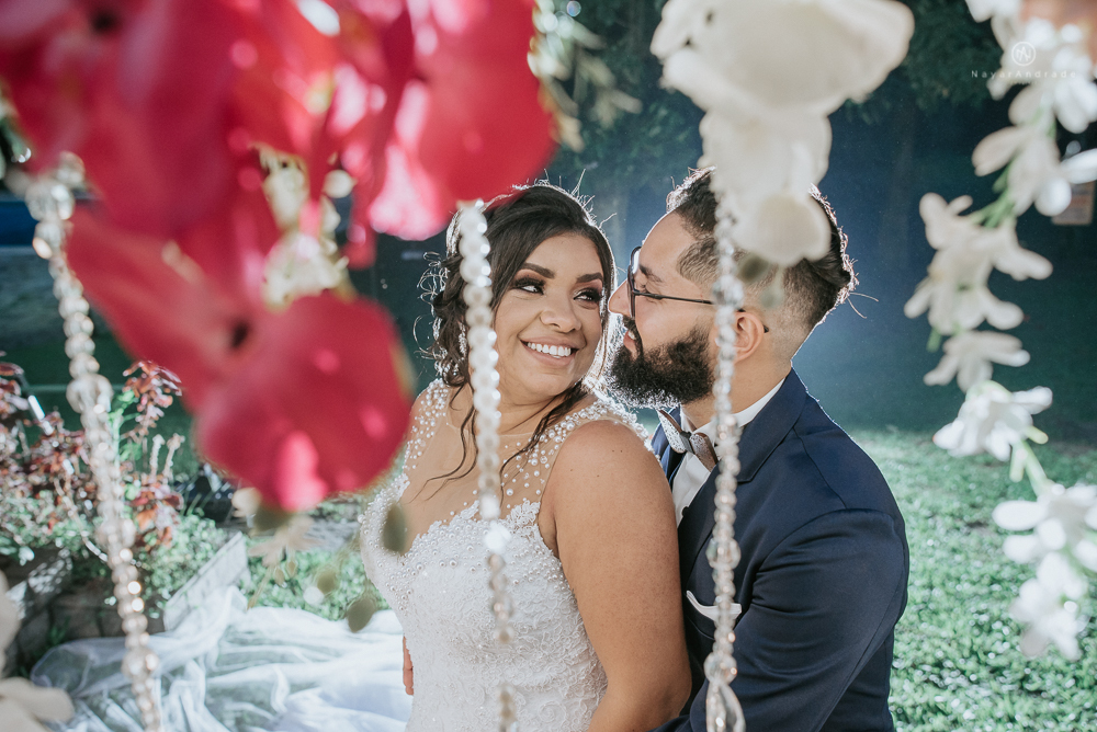 casamento ao ar livre de dia com noiva princesa e noivo de terno azul e gravata borboleta de madeira decoracao com guirlanda e padrinhos com balao de coracao
