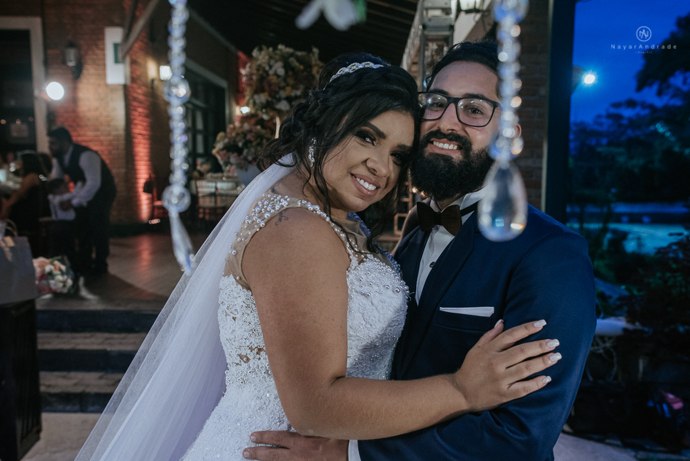 casamento ao ar livre de dia com noiva princesa e noivo de terno azul e gravata borboleta de madeira decoracao com guirlanda e padrinhos com balao de coracao