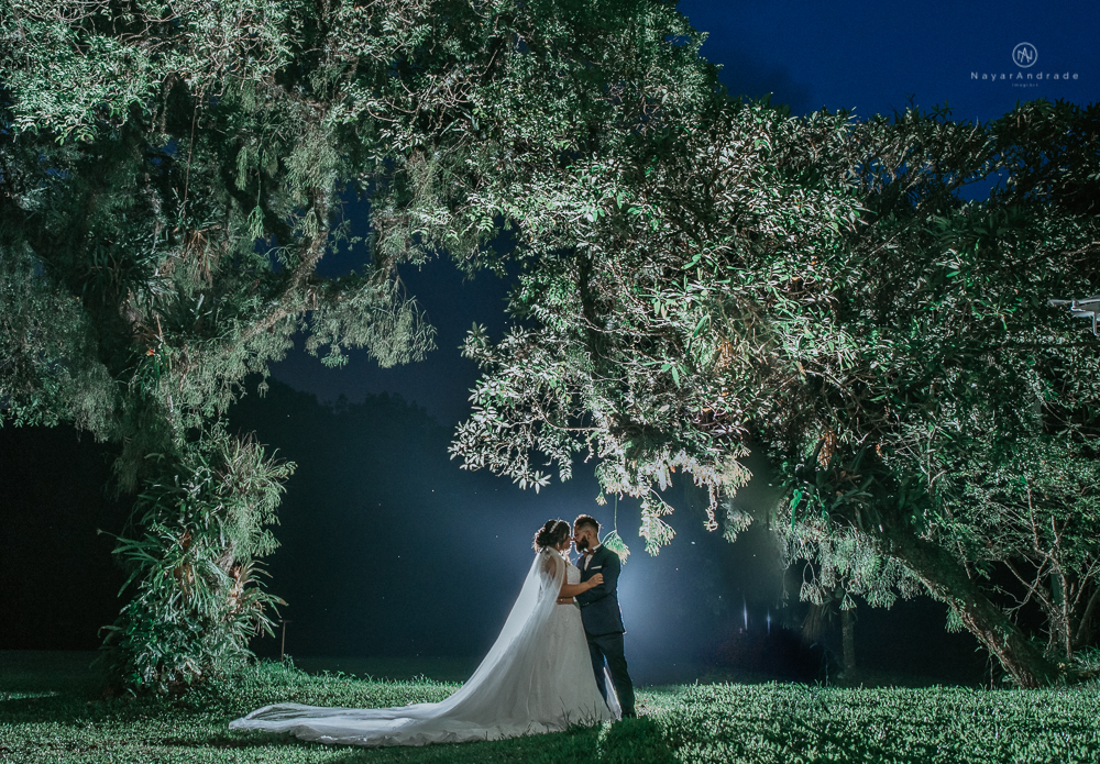 casamento ao ar livre de dia com noiva princesa e noivo de terno azul e gravata borboleta de madeira decoracao com guirlanda e padrinhos com balao de coracao
