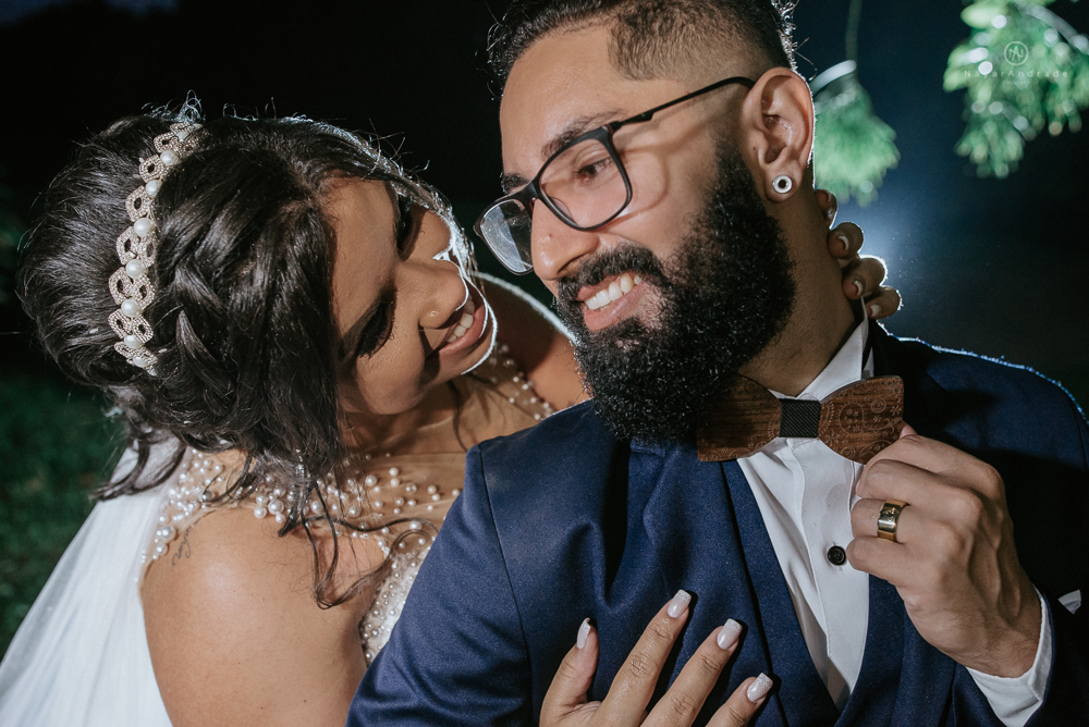 casamento ao ar livre de dia com noiva princesa e noivo de terno azul e gravata borboleta de madeira decoracao com guirlanda e padrinhos com balao de coracao
