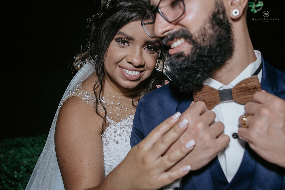 casamento ao ar livre de dia com noiva princesa e noivo de terno azul e gravata borboleta de madeira decoracao com guirlanda e padrinhos com balao de coracao