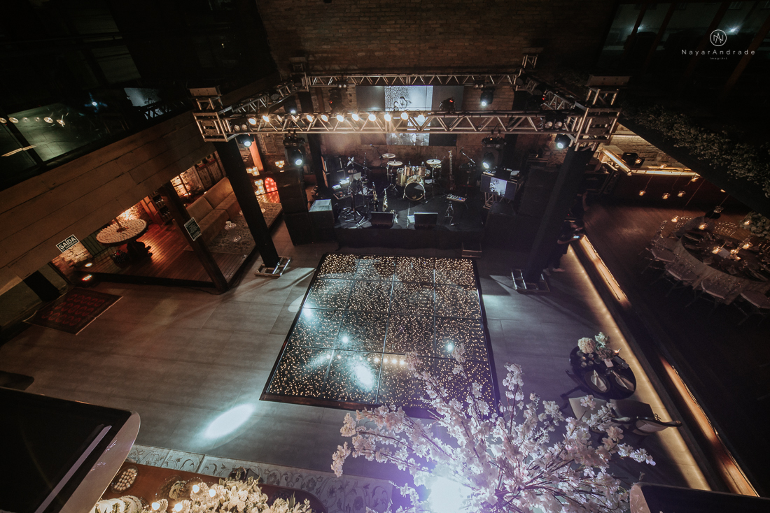 Casamento classico chique no espaco lounge tremendao em santos com flores brancas passarela espelhada lustres e muito amor fotografia nayara andrade decoracao boulevard das flores santos
