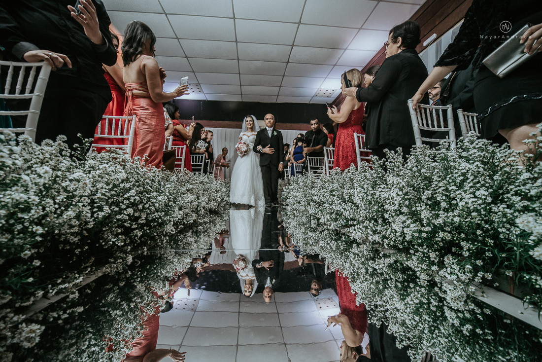 Casamento classico chique no espaco lounge tremendao em santos com flores brancas passarela espelhada lustres e muito amor fotografia nayara andrade decoracao boulevard das flores santos