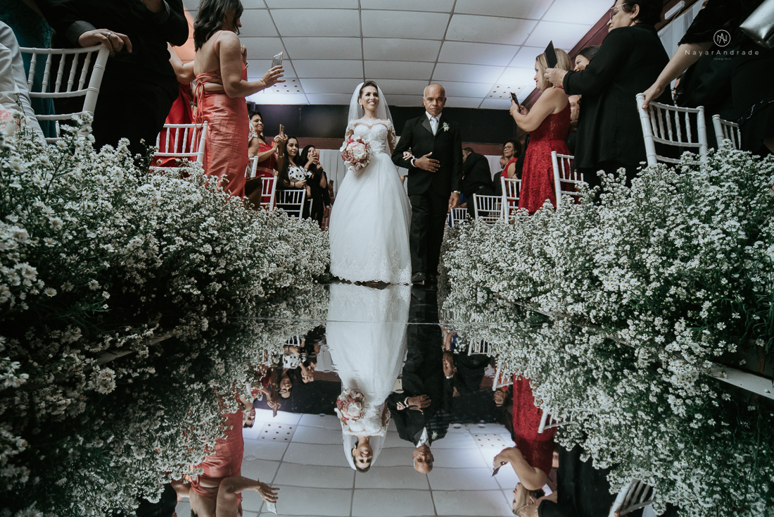 Casamento classico chique no espaco lounge tremendao em santos com flores brancas passarela espelhada lustres e muito amor fotografia nayara andrade decoracao boulevard das flores santos