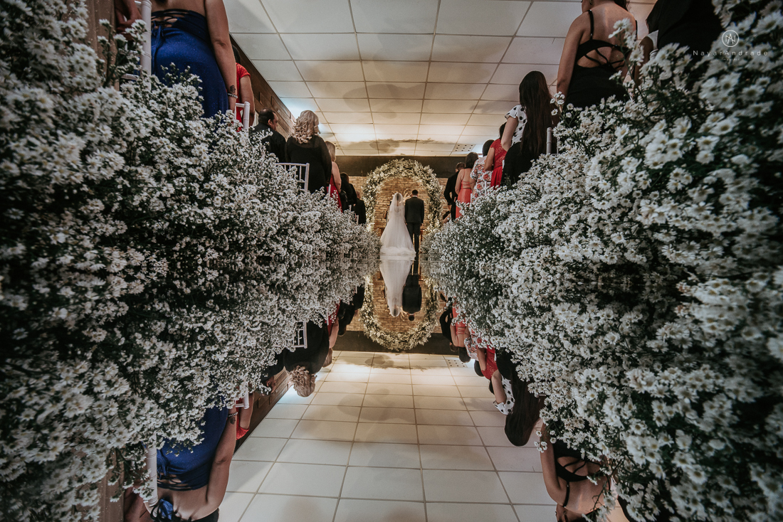 Casamento classico chique no espaco lounge tremendao em santos com flores brancas passarela espelhada lustres e muito amor fotografia nayara andrade decoracao boulevard das flores santos