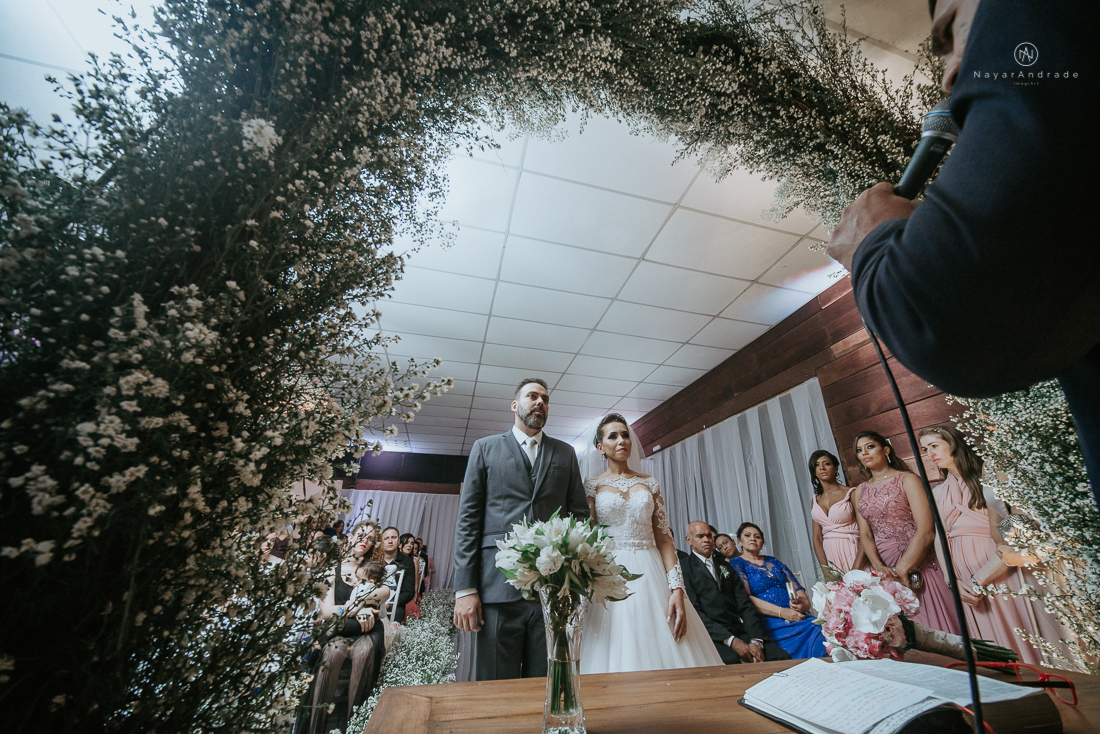 Casamento classico chique no espaco lounge tremendao em santos com flores brancas passarela espelhada lustres e muito amor fotografia nayara andrade decoracao boulevard das flores santos