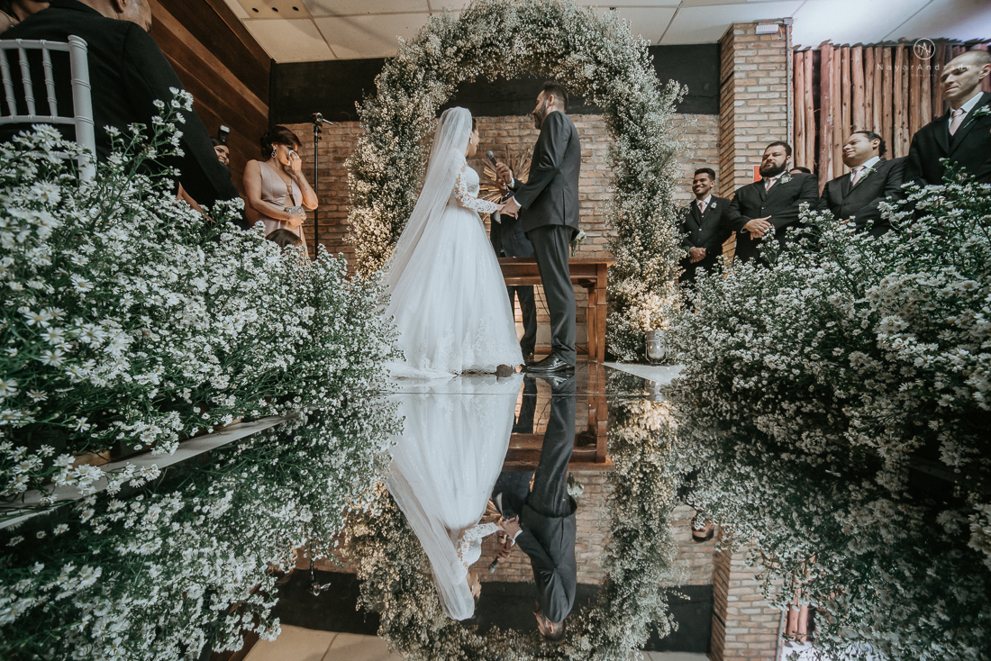 Casamento classico chique no espaco lounge tremendao em santos com flores brancas passarela espelhada lustres e muito amor fotografia nayara andrade decoracao boulevard das flores santos