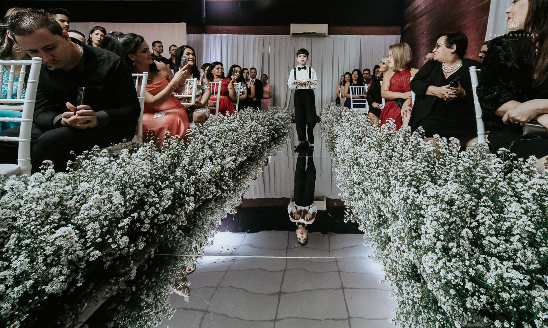 Casamento classico chique no espaco lounge tremendao em santos com flores brancas passarela espelhada lustres e muito amor fotografia nayara andrade decoracao boulevard das flores santos